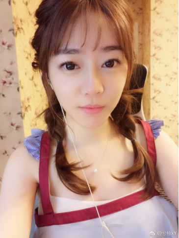首先当然是有着"斗鱼直播第一萌大奶"之称的炉石美女主播—丸子哟