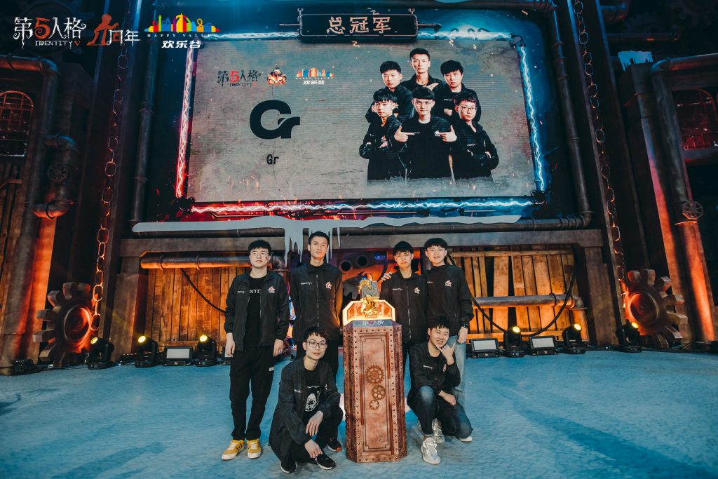 最后gr战队成功捧起了本届《第五人格》coaii全球总决赛的冠军奖杯